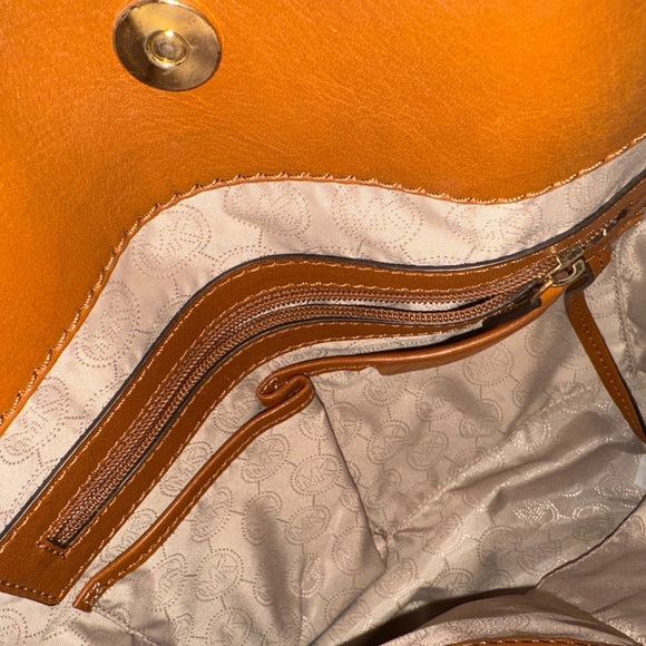 WHITE MICHAEL KORS LOGO BAG WITH GOLD HARDWARE. - Picture 7 of 8